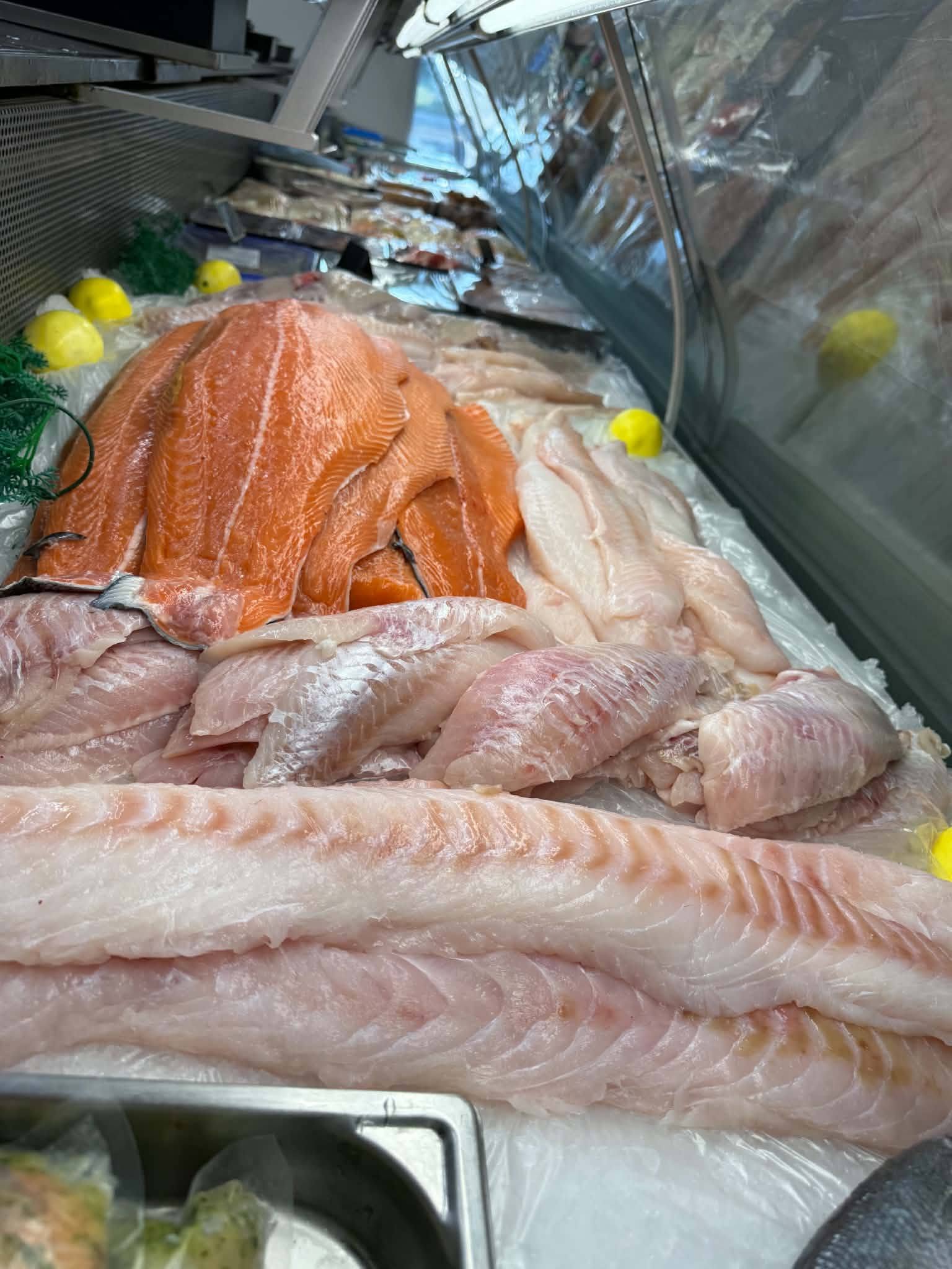 Filets de poisson frais en vitrine